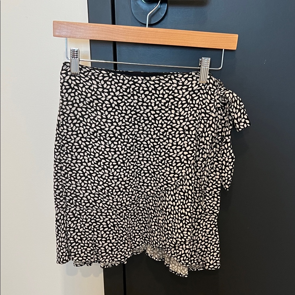 Abercrombie & Fitch Black and White Leaf Print Mini Skirt
